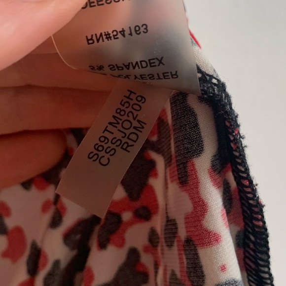 Calvin Klein Red Printed Cinched Side Blouse Tank size Small EUC - Picture 6 of 6